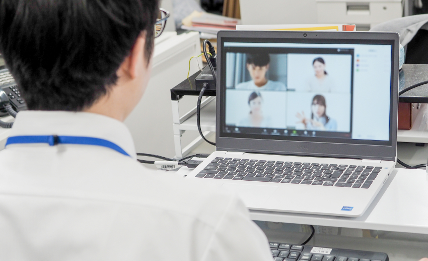 朝礼・部内打ち合わせする人の写真