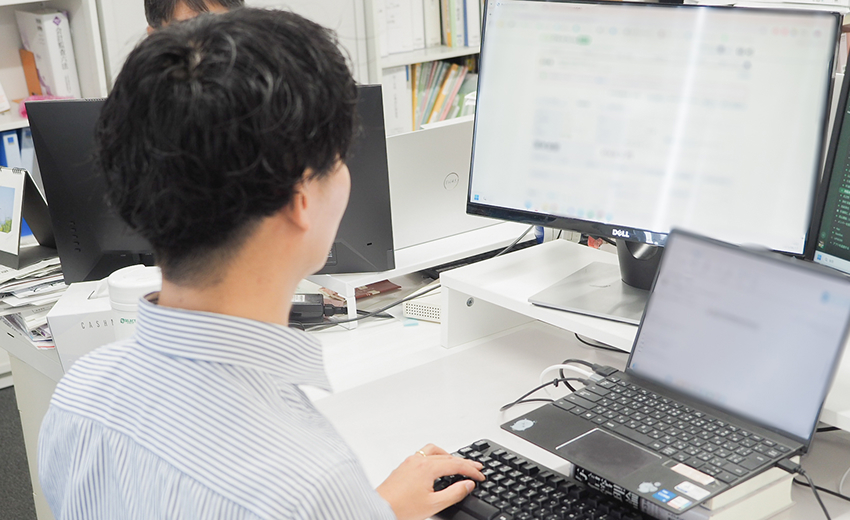 パソコンをする人の写真