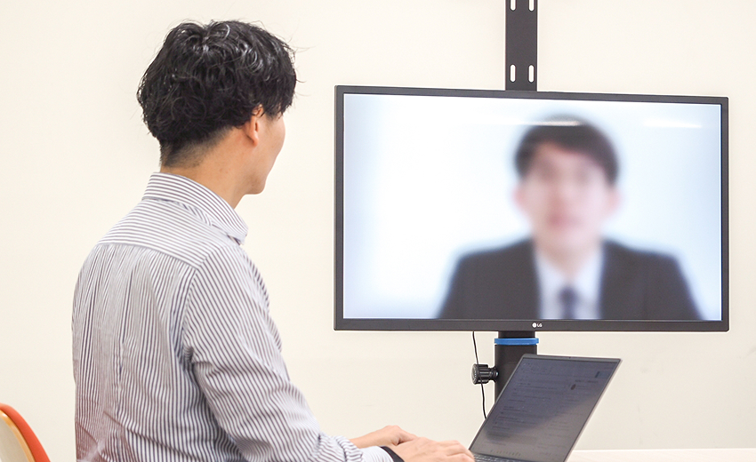 打ち合わせする人の写真